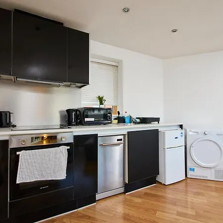 Perfect For Relocation & Business - 4 Beds, 2 Bath - Free Wifi Leeds (West Yorkshire)