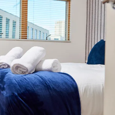 Perfect For Relocation & Business - 4 Beds, 2 Bath - Free Wifi *