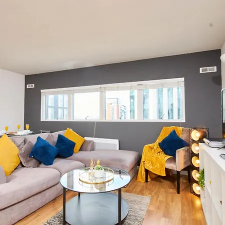 Perfect For Relocation & Business - 4 Beds, 2 Bath - Free Wifi * Leeds (West Yorkshire)