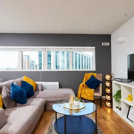 Perfect For Relocation & Business - 4 Beds, 2 Bath - Free Wifi Apartment