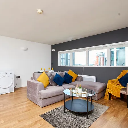 Perfect For Relocation & Business - 4 Beds, 2 Bath - Free Wifi