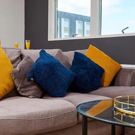 Apartment Perfect For Relocation & Business - 4 Beds, 2 Bath - Free Wifi