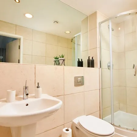 Perfect For Relocation & Business - 4 Beds, 2 Bath - Free Wifi Leeds (West Yorkshire)