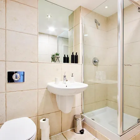 Perfect For Relocation & Business - 4 Beds, 2 Bath - Free Wifi * Leeds (West Yorkshire)