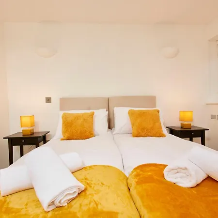 Apartment Perfect For Relocation & Business - 4 Beds, 2 Bath - Free Wifi