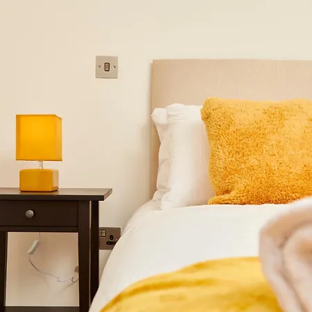 Perfect For Relocation & Business - 4 Beds, 2 Bath - Free Wifi Apartment