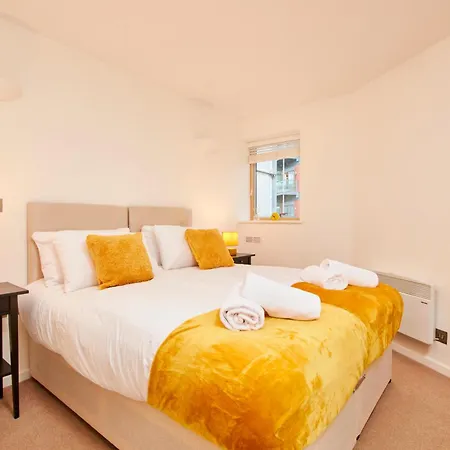 Apartment Perfect For Relocation & Business - 4 Beds, 2 Bath - Free Wifi *