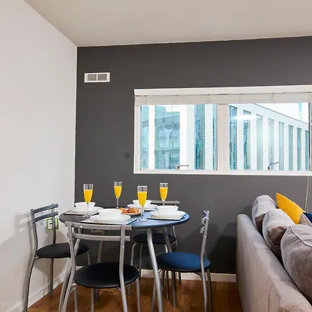 Perfect For Relocation & Business - 4 Beds, 2 Bath - Free Wifi Apartment