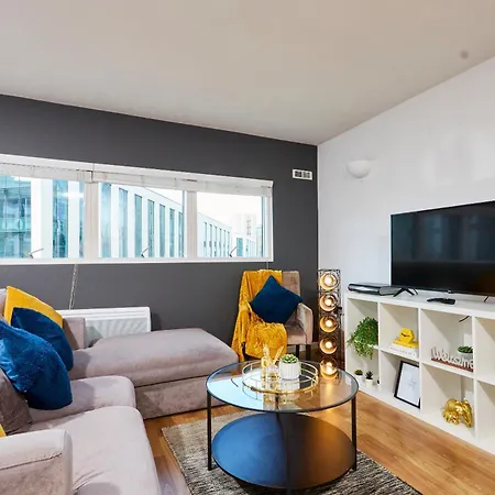 Perfect For Relocation & Business - 4 Beds, 2 Bath - Free Wifi Apartment *